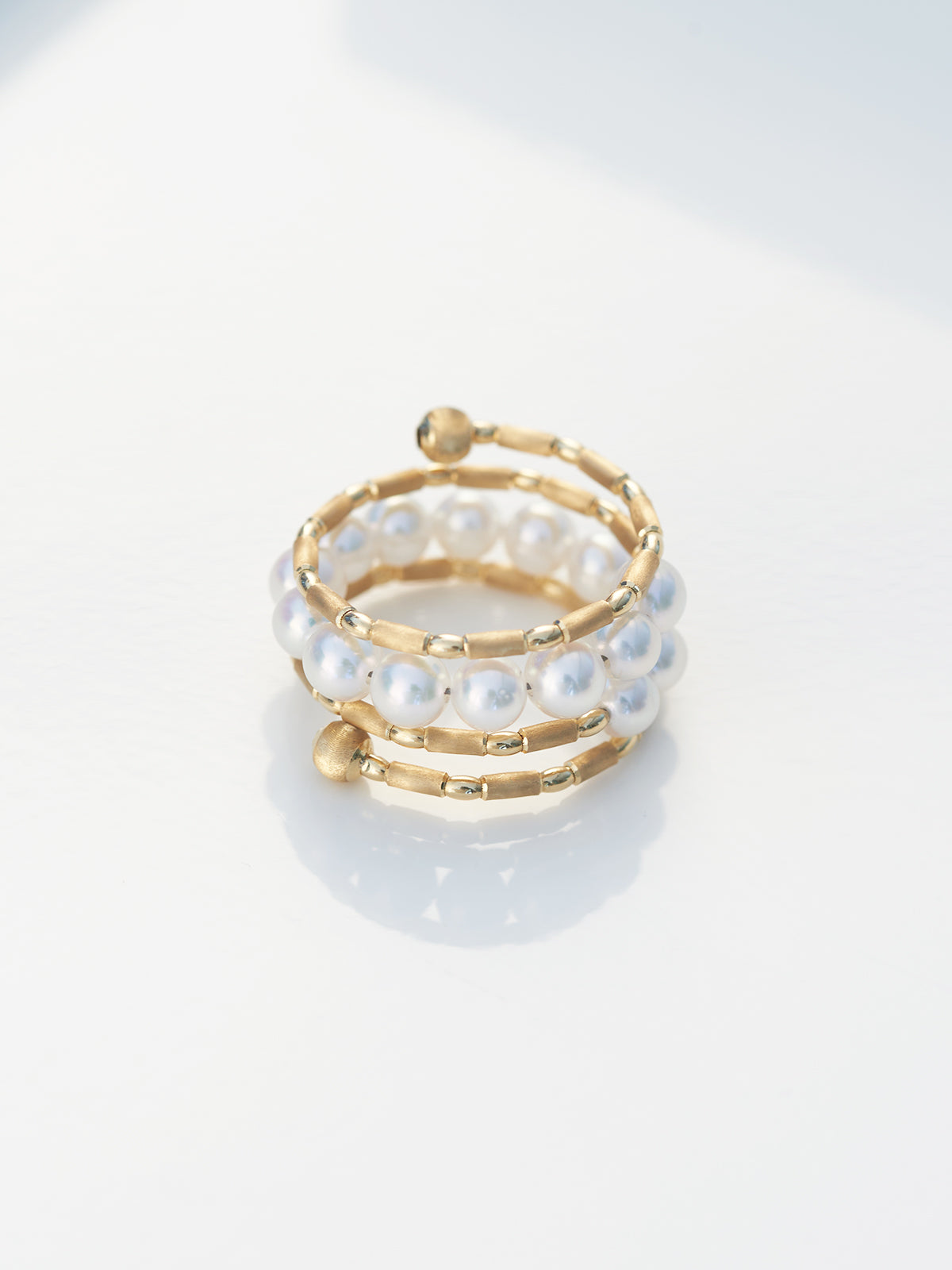 Prsteň YANA NESPER obmotaný zo žltého zlata s perlami Akoya