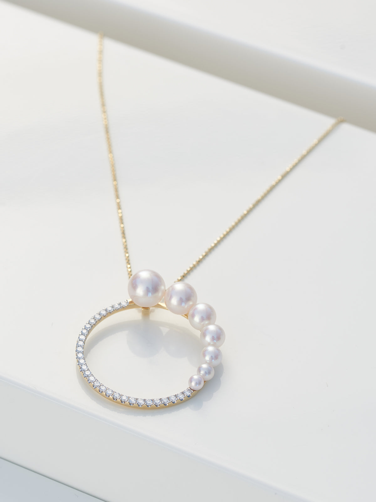 Náhrdelník YANA NESPER zlatý, s diamantmi a perlovým príveskom