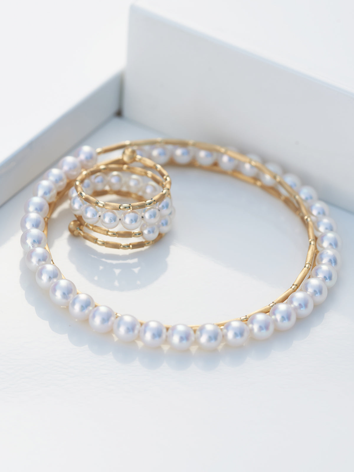 Prsteň YANA NESPER obmotaný zo žltého zlata s perlami Akoya