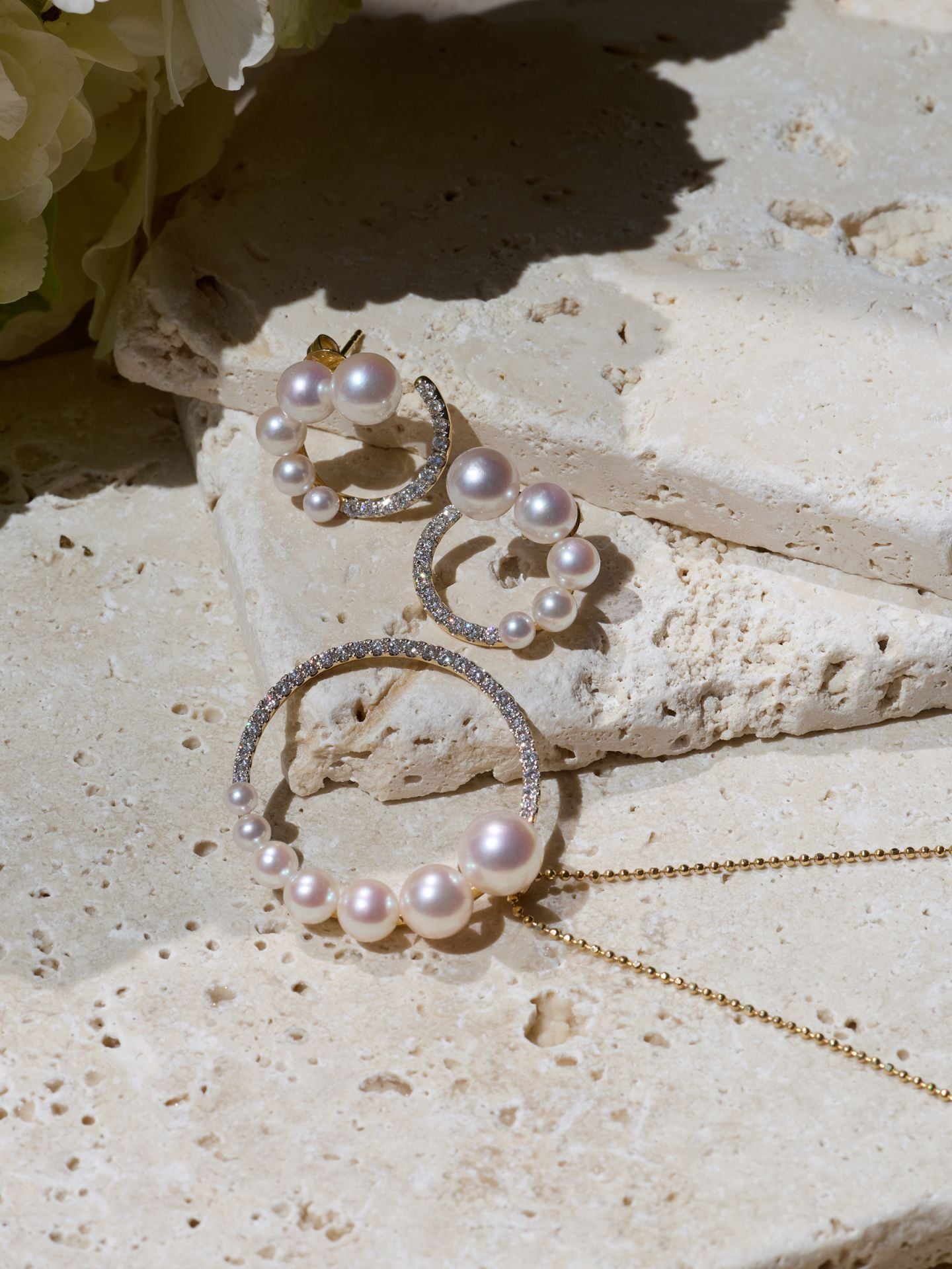 Náhrdelník YANA NESPER zlatý, s diamantmi a perlovým príveskom