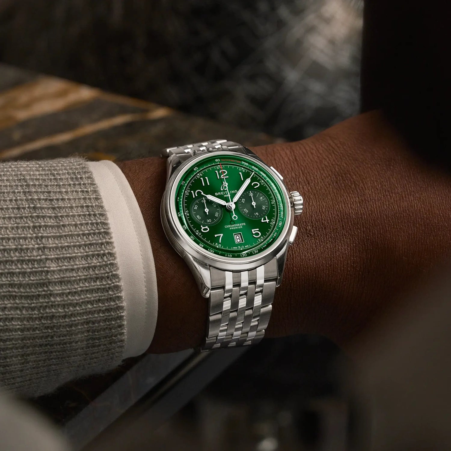 Breitling Premier B01 Chronograph 42 AB0145371L1A1 — na zápästí
